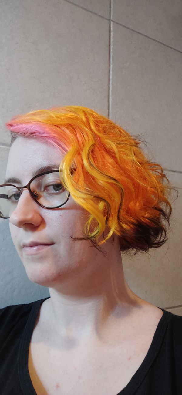 Selfie similar com a anterior mas olhando para a esquerda dessa vez, exibindo o comprimento do cabelo e suas ondas bem definidas.